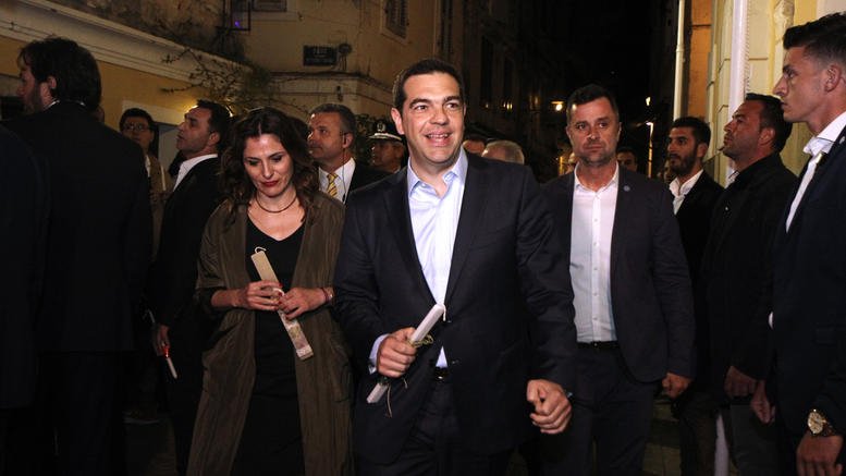 Ο Τσίπρας σκεπτόμενος: Η φωτογραφία από την Τήλο που προκάλεσε αίσθηση | iefimerida.gr 4