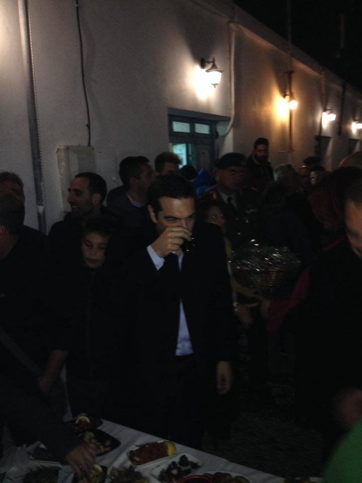 Ο Τσίπρας σκεπτόμενος: Η φωτογραφία από την Τήλο που προκάλεσε αίσθηση | iefimerida.gr 5