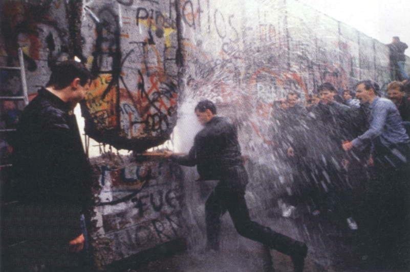 9 Νοεμβρίου 1989: Το Τείχος του Βερολίνου πέφτει, ενώνει την Ευρώπη και την αλλάζει για πάντα [εικόνες&βίντεο] | iefimerida.gr 5