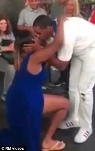 Αλλαξαν οι ρόλοι- Γυναίκα κάνει πρόταση γάμου στον καλό της στην μέση της Times Square [βίντεο] | iefimerida.gr 1