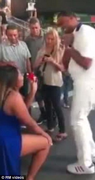 Αλλαξαν οι ρόλοι- Γυναίκα κάνει πρόταση γάμου στον καλό της στην μέση της Times Square [βίντεο] | iefimerida.gr 0