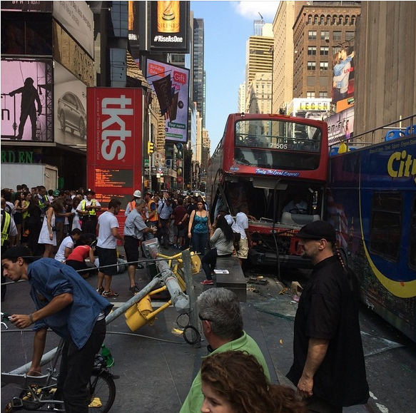 Χάος στην Times Square από σύγκρουση διώροφων λεωφορείων [εικόνες] | iefimerida.gr 1