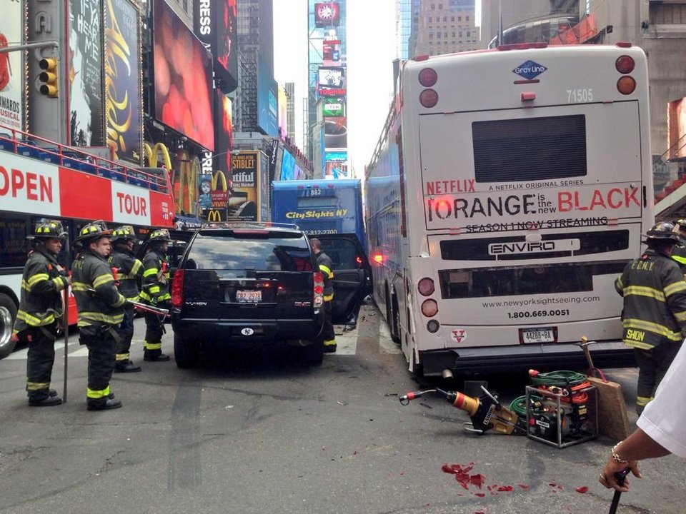 Χάος στην Times Square από σύγκρουση διώροφων λεωφορείων [εικόνες] | iefimerida.gr 2