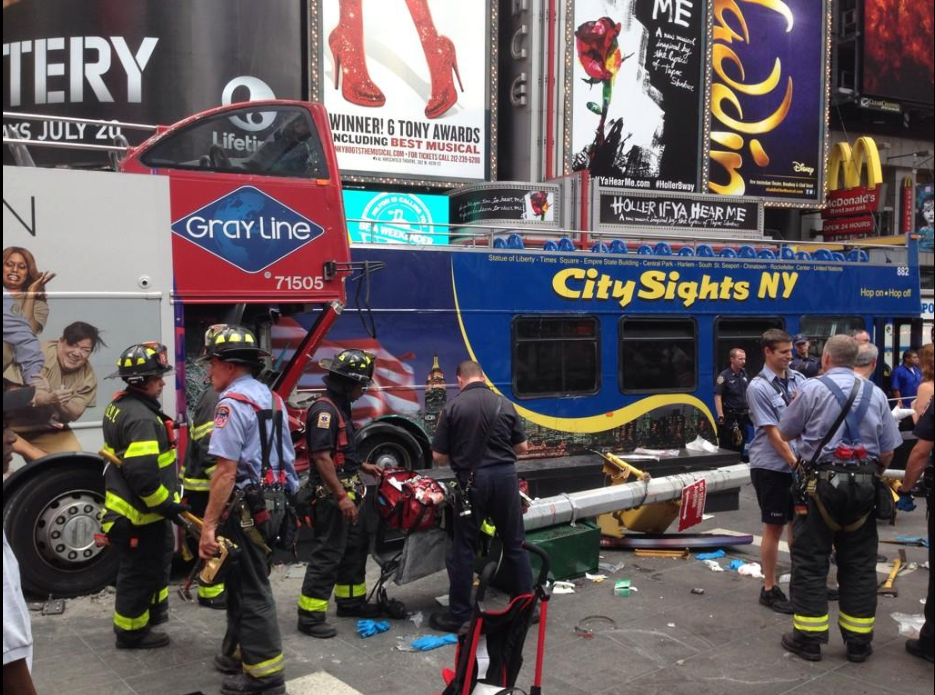 Χάος στην Times Square από σύγκρουση διώροφων λεωφορείων [εικόνες] | iefimerida.gr 3