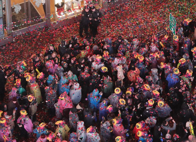 Πρωτοχρονιά-υπερπαραγωγή στην Times Square -Τόνοι κομφετί και γλυκά φιλιά στην καρδιά του Μανχάταν [εικόνες] | iefimerida.gr 2