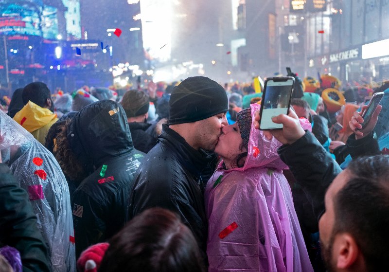 Πρωτοχρονιά-υπερπαραγωγή στην Times Square -Τόνοι κομφετί και γλυκά φιλιά στην καρδιά του Μανχάταν [εικόνες] | iefimerida.gr 3