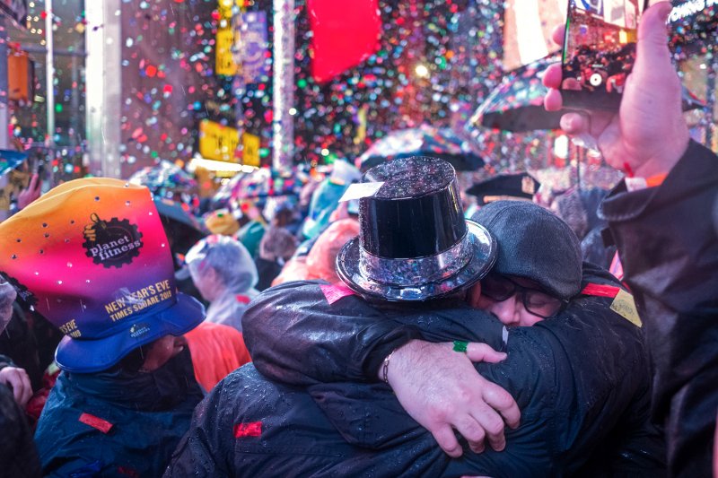 Πρωτοχρονιά-υπερπαραγωγή στην Times Square -Τόνοι κομφετί και γλυκά φιλιά στην καρδιά του Μανχάταν [εικόνες] | iefimerida.gr 0