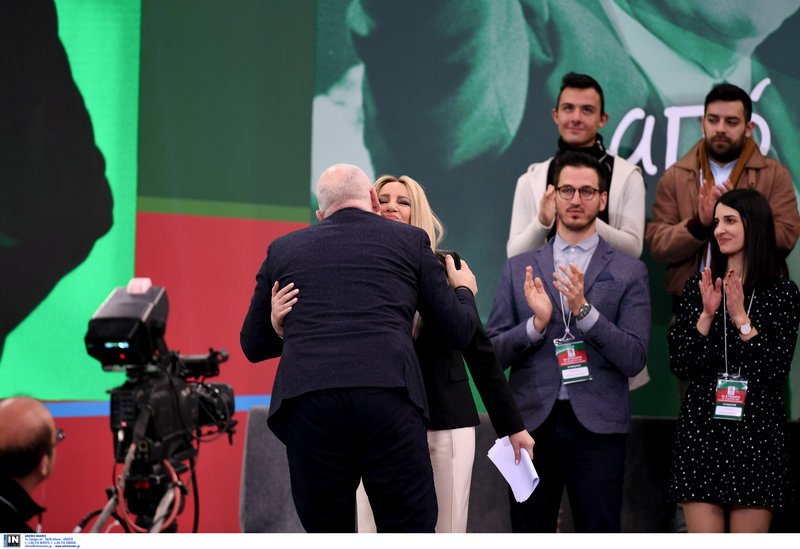 O Φρανς Τίμερμανς ανταλάσσει ασπασμό με την Φώφη Γεννηματά -Φωτογραφία: Intimenews/ΒΑΡΑΚΛΑΣ ΜΙΧΑΛΗΣ