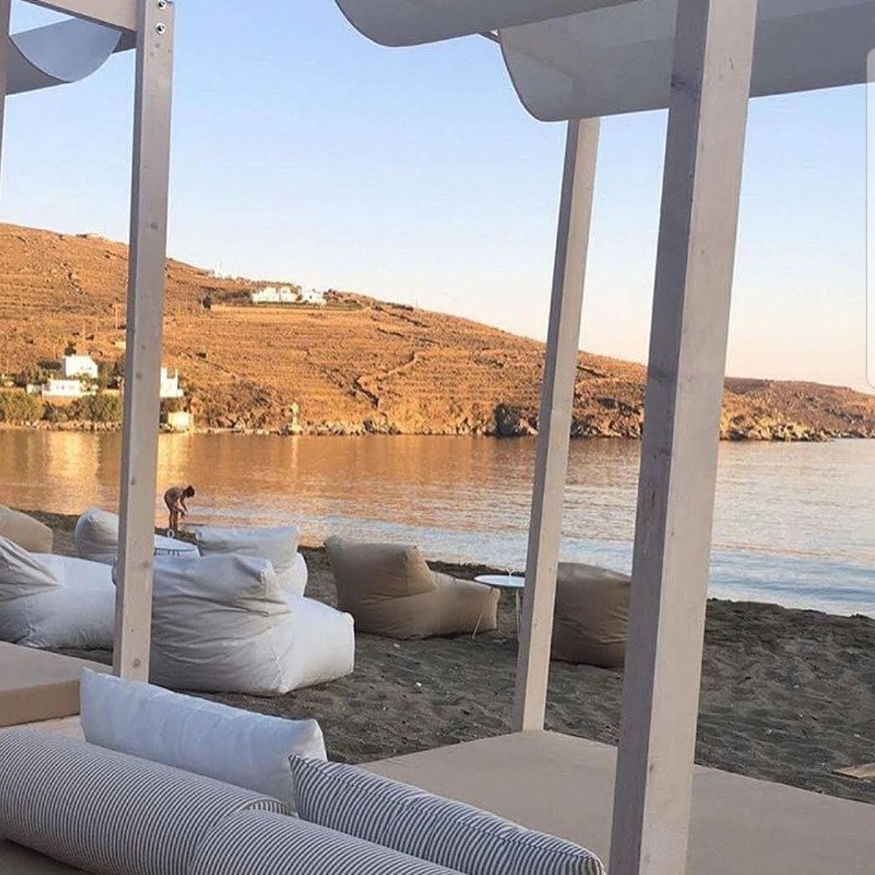 Όταν ο ήλιος δύει στο Lefko beach bar.