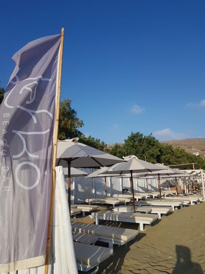 Το Lefko υποδέχεται το καλοκαίρι στην Τήνο.