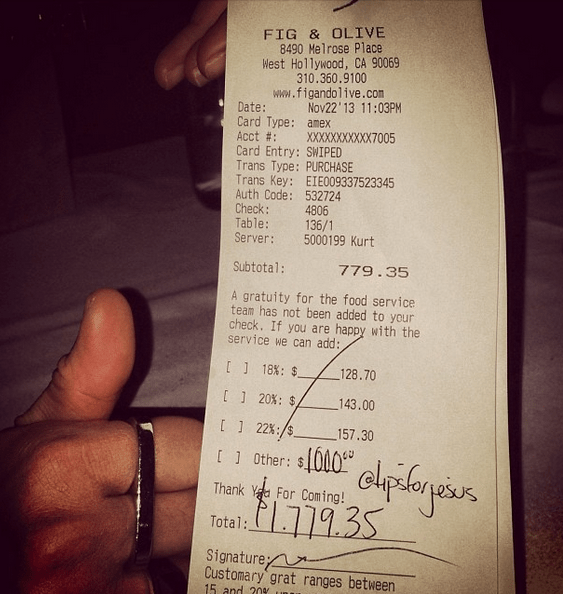 Μυστηριώδης άντρας μοιράζει εξωφρενικά φιλοδωρήματα χιλιάδων δολαρίων σε εστιατόρια και μπαρ [εικόνες]  | iefimerida.gr 1