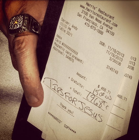 Μυστηριώδης άντρας μοιράζει εξωφρενικά φιλοδωρήματα χιλιάδων δολαρίων σε εστιατόρια και μπαρ [εικόνες]  | iefimerida.gr 2