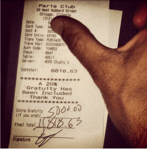 Μυστηριώδης άντρας μοιράζει εξωφρενικά φιλοδωρήματα χιλιάδων δολαρίων σε εστιατόρια και μπαρ [εικόνες]  | iefimerida.gr 3