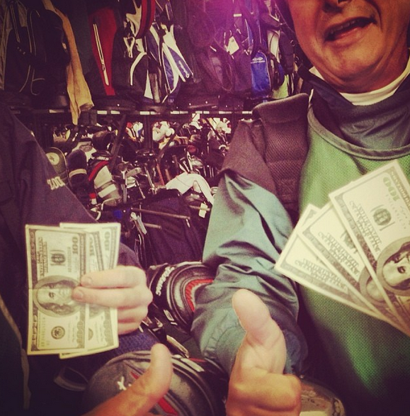 Μυστηριώδης άντρας μοιράζει εξωφρενικά φιλοδωρήματα χιλιάδων δολαρίων σε εστιατόρια και μπαρ [εικόνες]  | iefimerida.gr 4