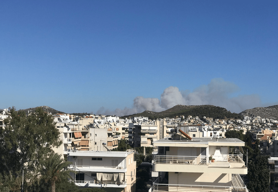 Σαρωνίδα: Εφτασε στην παραλία η μεγάλη φωτιά -Απειλούνται σπίτια [αποκλειστικές εικόνες & βίντεο] | iefimerida.gr 22
