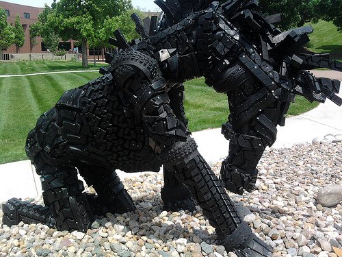 Ελαστικά έργα τέχνης - Εντυπωσιακά γλυπτά από ρόδες αυτοκινήτων [εικόνες] | iefimerida.gr 6