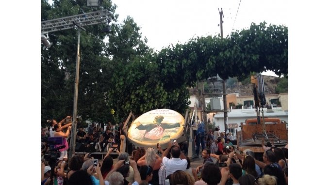 Κεφαλοτύρι ενός τόνου στα Ζωνιανά -Το έβαλαν στην πλατεία με τη βοήθεια γερανού [εικόνες] | iefimerida.gr 1