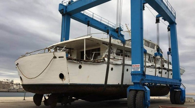 Γερανός μεταφέρει το Γιαντράνκα εκτός νερού