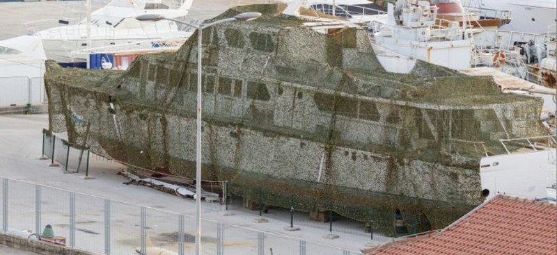 Σκεπασμένο με δίχτυ περιμένει στο λιμάνι το νέο του ιδιοκτήτη