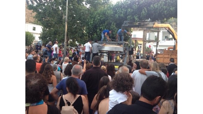 Κεφαλοτύρι ενός τόνου στα Ζωνιανά -Το έβαλαν στην πλατεία με τη βοήθεια γερανού [εικόνες] | iefimerida.gr 0