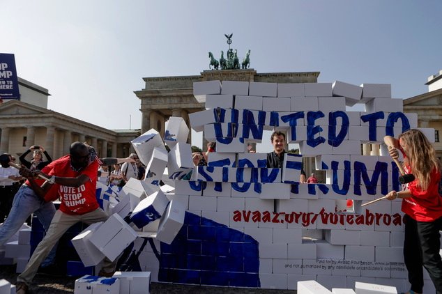 Ακτιβιστές γκρέμισαν το «Τείχος του Τραμπ» στο Βερολίνο [εικόνα] | iefimerida.gr 0