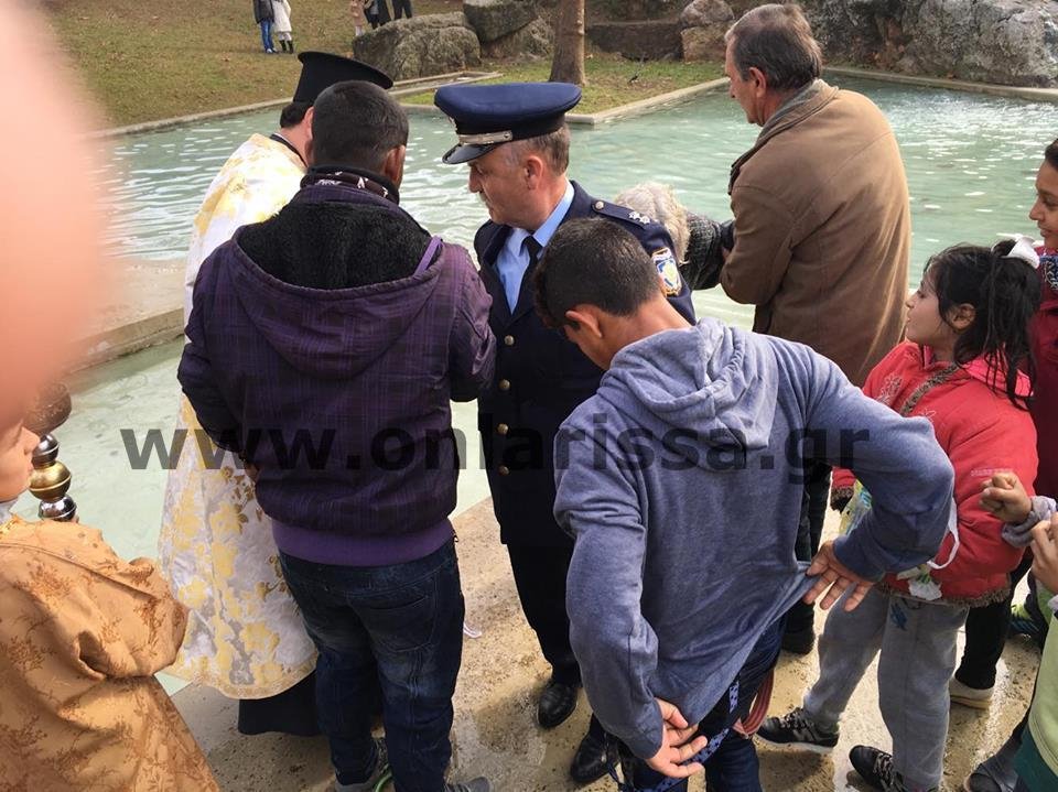 Πιάστηκαν στα χέρια δύο άνδρες στα Φάρσαλα για τον... Σταυρό – Τους χώρισε αστυνομικός [εικόνες] | iefimerida.gr 4