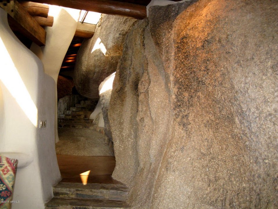 Το πιο πρωτότυπο σπίτι - Χαμένο ανάμεσα στα βράχια και την έρημο [εικόνες] | iefimerida.gr 8