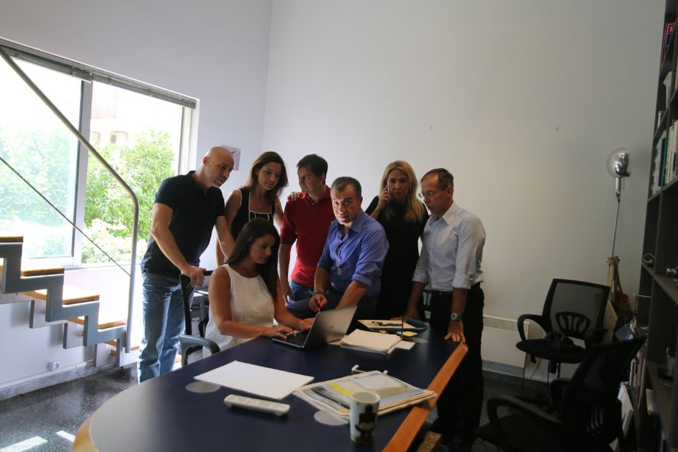 Το backstage της φωτογράφισης για την αφίσα του Ποταμιού [εικόνες] | iefimerida.gr 1