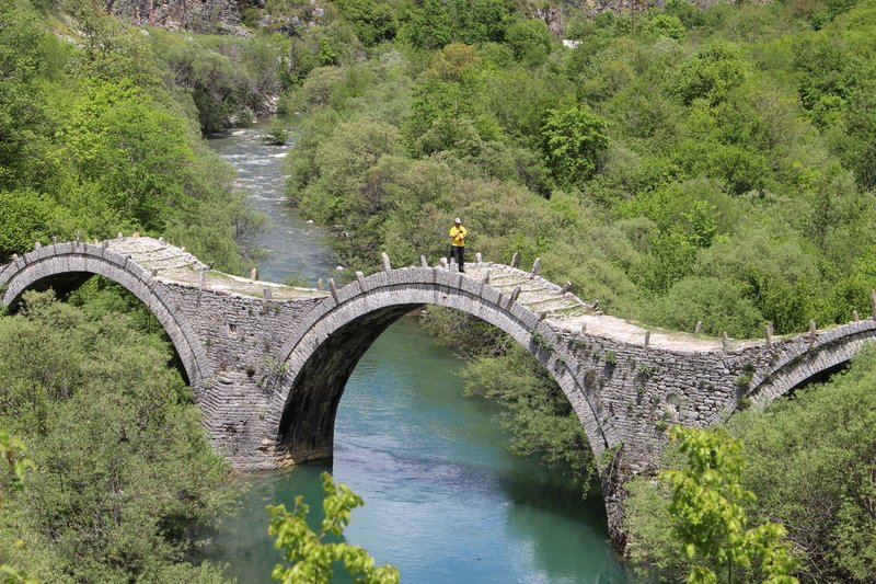 Το τρίτοξο στο Καλογερικό, χτισμένο το 1814, αποτελεί την τουριστική ατραξιόν του Ζαγορίου και έχει επίσης αρχίσει να ξεφτίζει, με τους αρκάδες του (σ.σ. τα εκατέρωθεν προστατευτικά τοιχία) να καταρρέουν