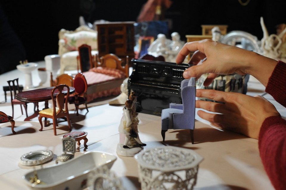 Η Στέγη γεμίζει με μινιατούρες και το κοινό δημιουργεί το σπίτι που επιθυμεί [εικόνες]  | iefimerida.gr 1