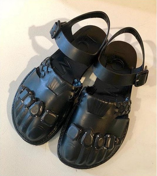 Το πιο «άσχημο ανδρικό παπούτσι» επιστρέφει - Και η Vogue το εκθειάζει [εικόνες]  | iefimerida.gr 1