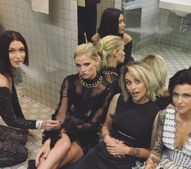 Met Gala: Γιατί όλοι οι διάσημοι μαζεύτηκαν στις τουαλέτες; Το... πάρτι έγινε εκεί [εικόνες] | iefimerida.gr 5