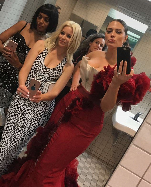 Met Gala: Γιατί όλοι οι διάσημοι μαζεύτηκαν στις τουαλέτες; Το... πάρτι έγινε εκεί [εικόνες] | iefimerida.gr 9