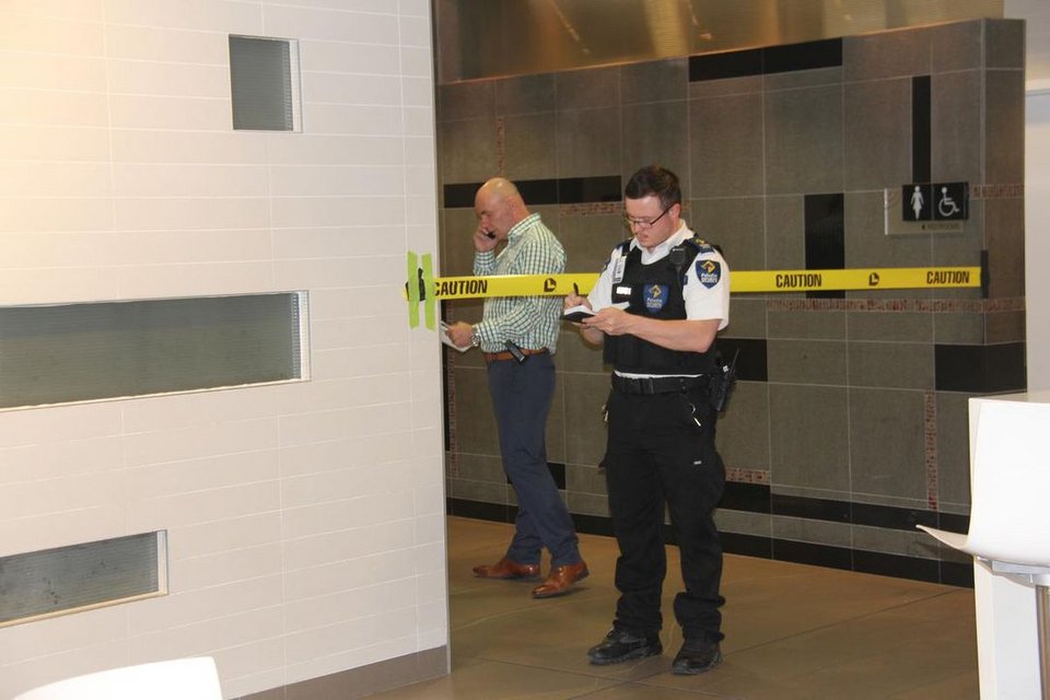 Μακάβριο εύρημα σε καναδικό mall: Βρήκαν τη σορό άνδρα πίσω από τοίχο σε τουαλέτα [βίντεο]  | iefimerida.gr 0