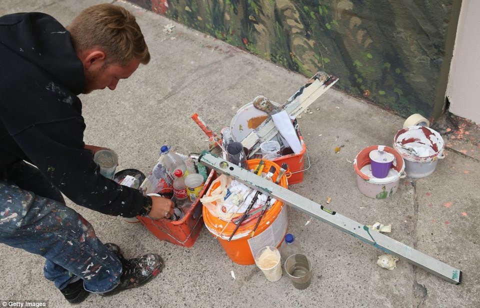 Η μεγαλύτερη τοιχογραφία δρόμου που μεταμόρφωσε μια ολόκληρη γειτονιά στο Βερολίνο [εικόνες]  | iefimerida.gr 8