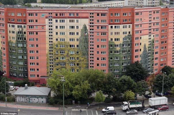 Η μεγαλύτερη τοιχογραφία δρόμου που μεταμόρφωσε μια ολόκληρη γειτονιά στο Βερολίνο [εικόνες]  | iefimerida.gr 0