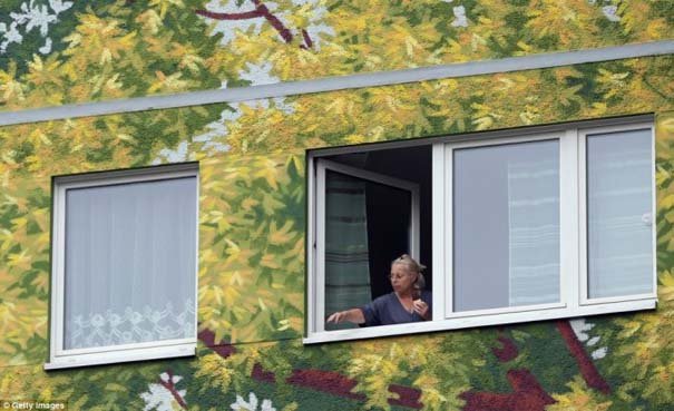 Η μεγαλύτερη τοιχογραφία δρόμου που μεταμόρφωσε μια ολόκληρη γειτονιά στο Βερολίνο [εικόνες]  | iefimerida.gr 2