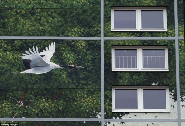 Η μεγαλύτερη τοιχογραφία δρόμου που μεταμόρφωσε μια ολόκληρη γειτονιά στο Βερολίνο [εικόνες]  | iefimerida.gr 3