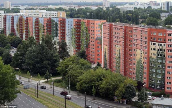 Η μεγαλύτερη τοιχογραφία δρόμου που μεταμόρφωσε μια ολόκληρη γειτονιά στο Βερολίνο [εικόνες]  | iefimerida.gr 4