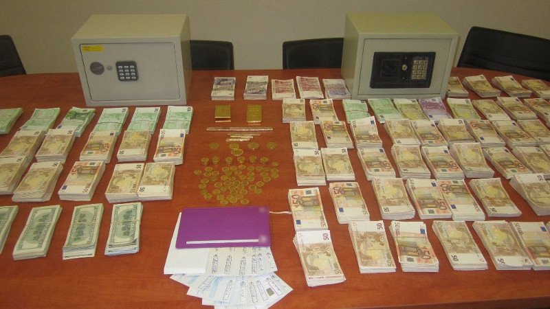 Εξαρθρώθηκε κύκλωμα τοκογλυφίας: Κατασχέθηκαν χιλιάδες ευρώ, λίρες, μέχρι και ράβδοι χρυσού [εικόνες & βίντεο] | iefimerida.gr 4
