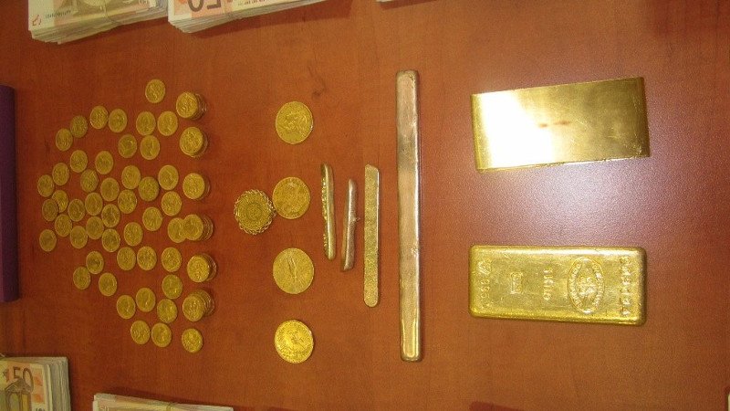 Εξαρθρώθηκε κύκλωμα τοκογλυφίας: Κατασχέθηκαν χιλιάδες ευρώ, λίρες, μέχρι και ράβδοι χρυσού [εικόνες & βίντεο] | iefimerida.gr 5