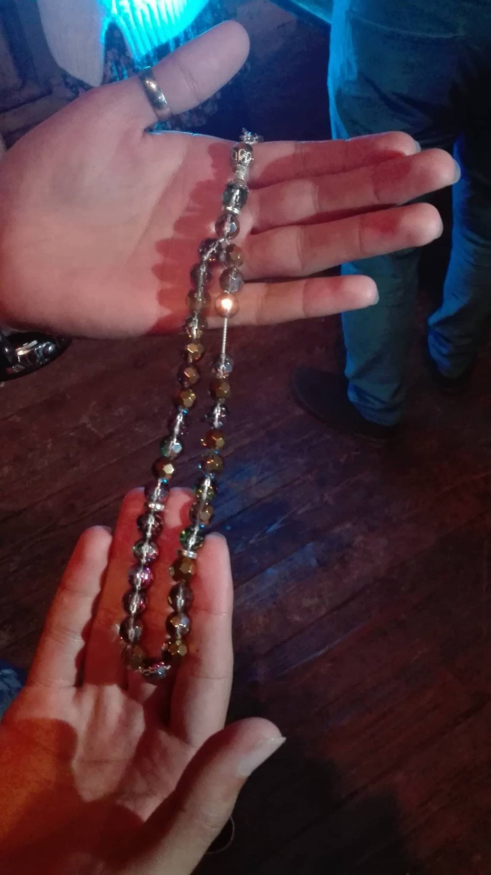 Γούρια που κουβαλούν οι πρόσφυγες από την πατρίδα τους: Κεριά, κομπολόγια, φωτογραφίες [εικόνες]   | iefimerida.gr 1