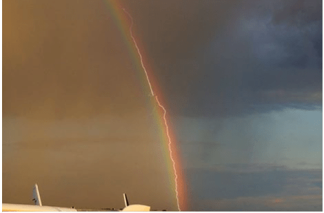 Φωτογραφία που βγαίνει μια φορά στο εκατομμύριο -Κεραυνός χτυπά αεροπλάνο ενώ περνά από ουράνιο τόξο [εικόνα] | iefimerida.gr 0