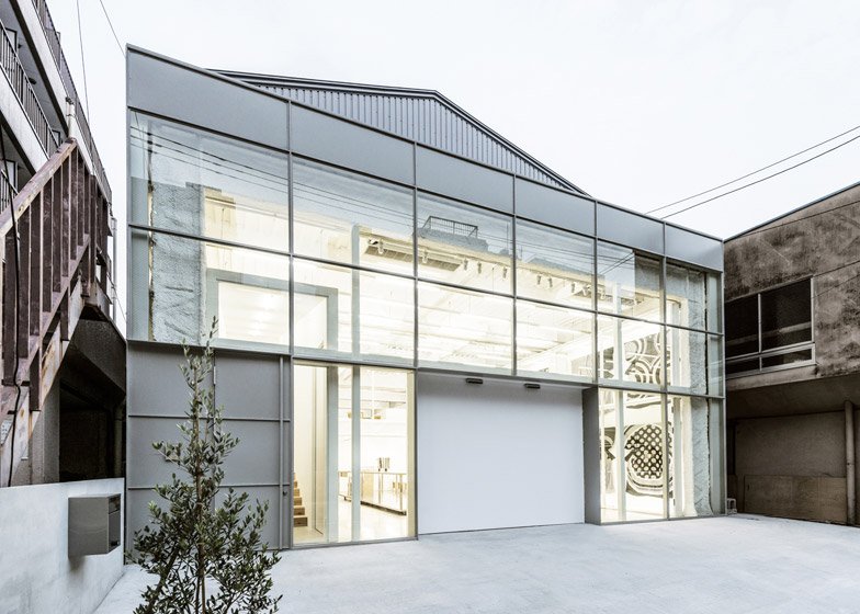 Το εργοστάσιο που μεταμορφώθηκε σε μίνιμαλ σπίτι με εσωτερικούς κρεμαστούς κήπους [εικόνες] | iefimerida.gr 0