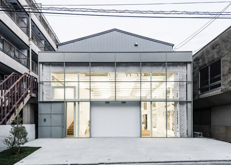 Το εργοστάσιο που μεταμορφώθηκε σε μίνιμαλ σπίτι με εσωτερικούς κρεμαστούς κήπους [εικόνες] | iefimerida.gr 1