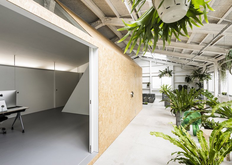 Το εργοστάσιο που μεταμορφώθηκε σε μίνιμαλ σπίτι με εσωτερικούς κρεμαστούς κήπους [εικόνες] | iefimerida.gr 11