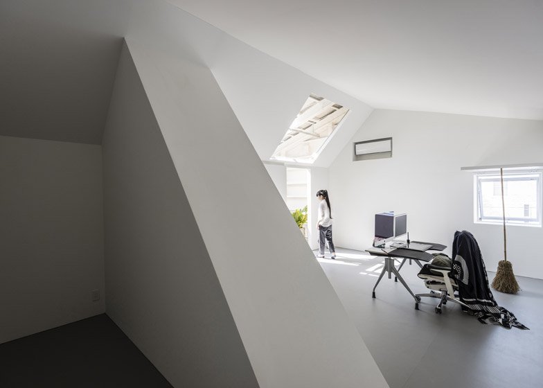 Το εργοστάσιο που μεταμορφώθηκε σε μίνιμαλ σπίτι με εσωτερικούς κρεμαστούς κήπους [εικόνες] | iefimerida.gr 13