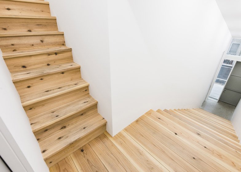 Το εργοστάσιο που μεταμορφώθηκε σε μίνιμαλ σπίτι με εσωτερικούς κρεμαστούς κήπους [εικόνες] | iefimerida.gr 14