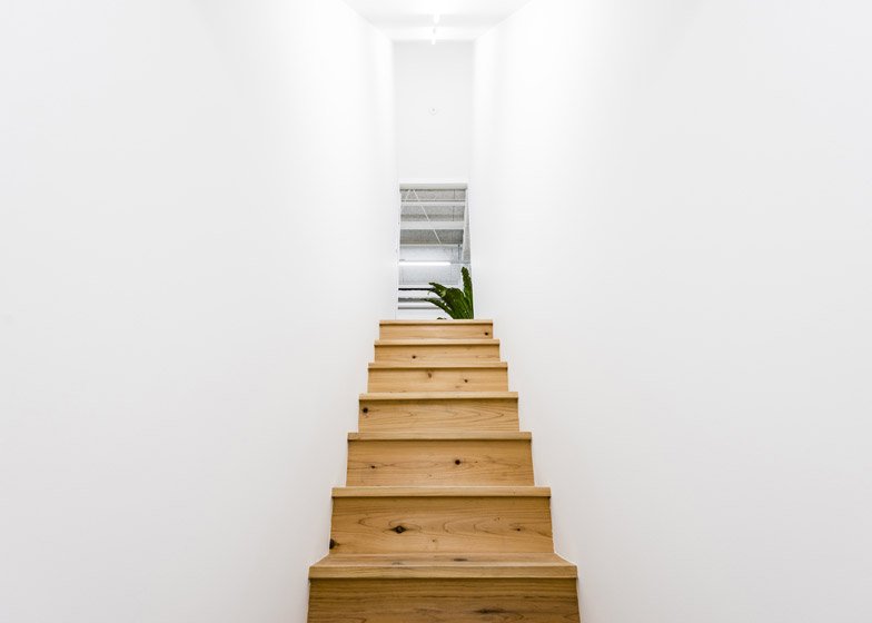 Το εργοστάσιο που μεταμορφώθηκε σε μίνιμαλ σπίτι με εσωτερικούς κρεμαστούς κήπους [εικόνες] | iefimerida.gr 15