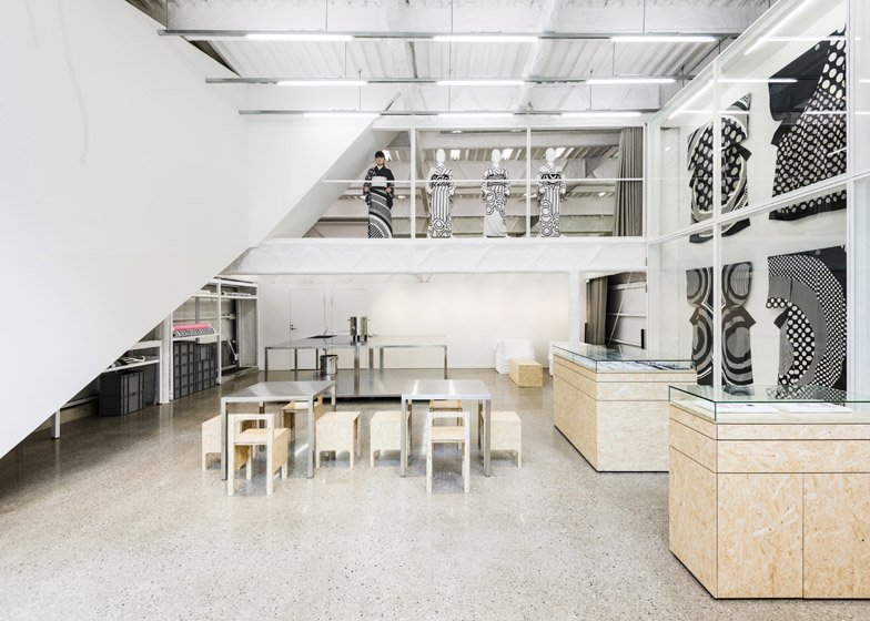 Το εργοστάσιο που μεταμορφώθηκε σε μίνιμαλ σπίτι με εσωτερικούς κρεμαστούς κήπους [εικόνες] | iefimerida.gr 2